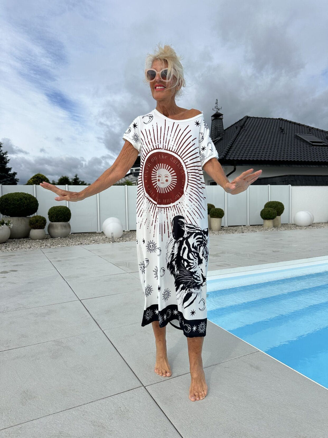 Cerelina - Women's summer dress with short sleeves and V-neck, with print