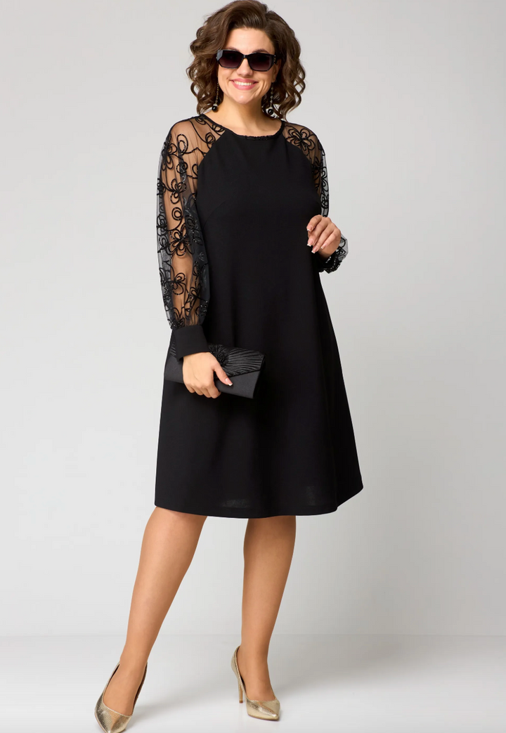 Yvonne - Elegant lace dress with fitted cut and slit