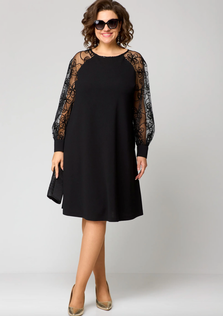 Yvonne - Elegant lace dress with fitted cut and slit