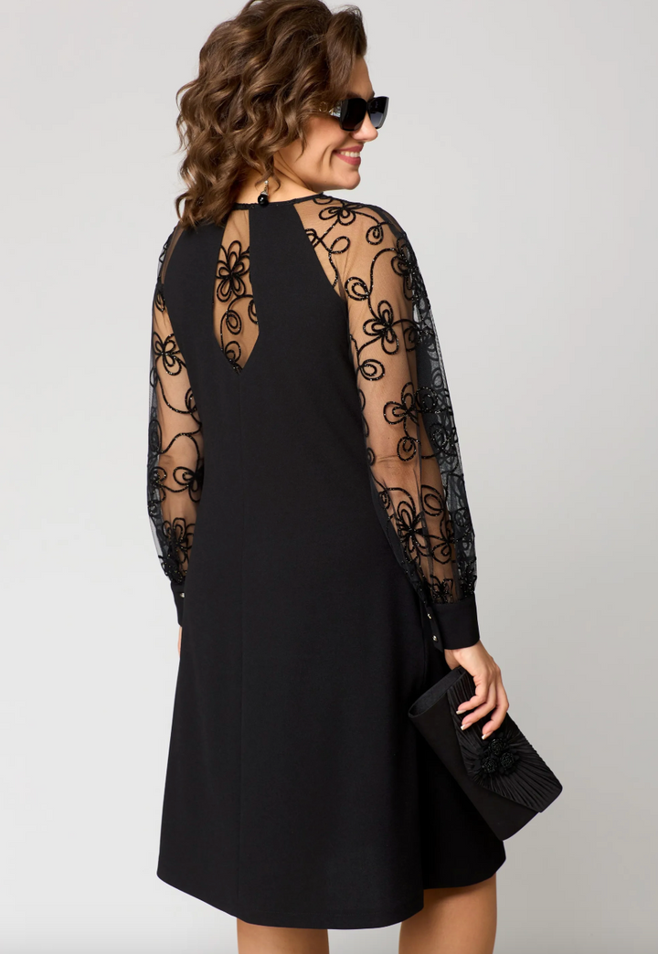 Yvonne - Elegant lace dress with fitted cut and slit