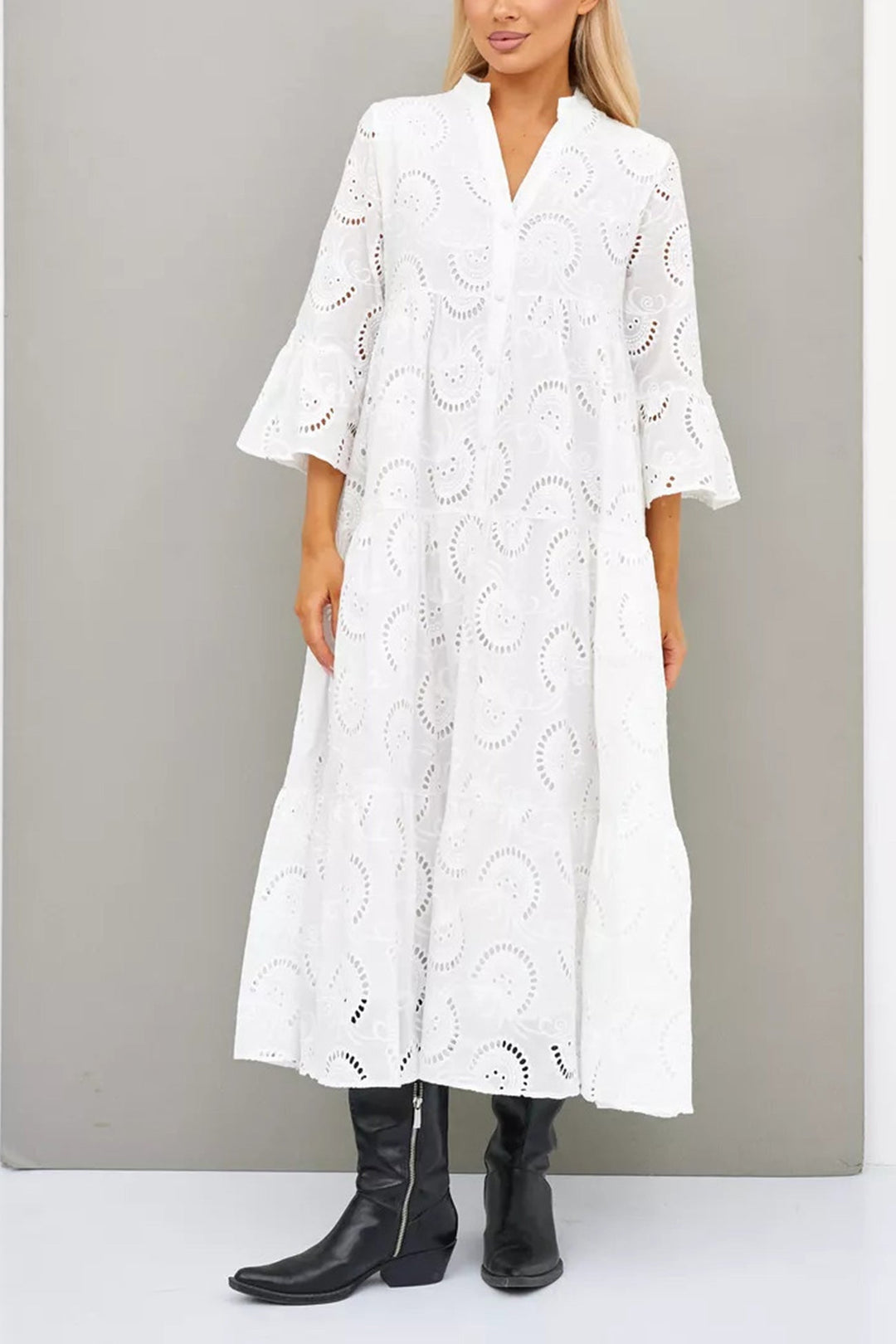 Noa - Cotton dress with embroidered sleeves and V-neck
