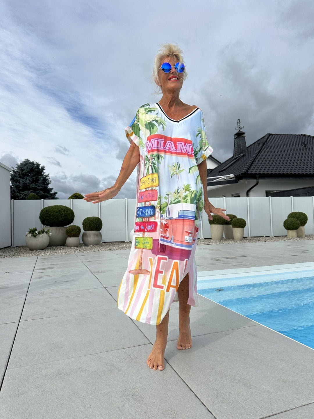 Cerelina - Women's summer dress with short sleeves and V-neck, with print