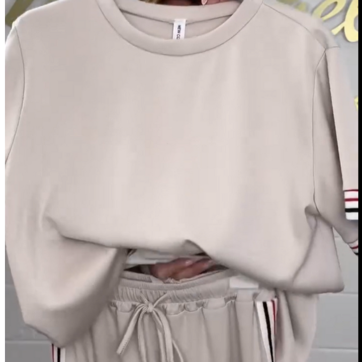 Milla - Women's Short Sleeve T-Shirt with Side Stripes and Jogging Pants