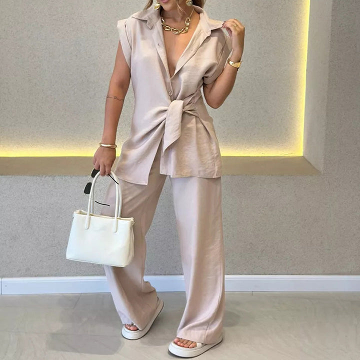 Ivette - Elegant set with sleeveless blouse and high-waisted pants